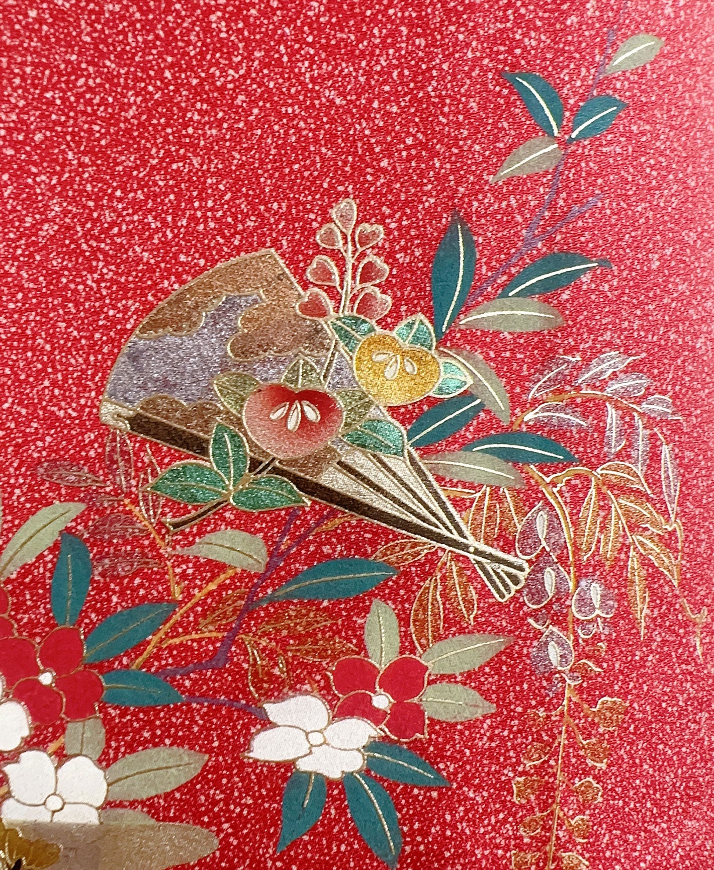 訪問着レンタル・緋色 赤系 暈し染め 駒刺繍 金彩 鼓 扇 花草 FW303 – 宅配着物レンタル『桜花台和服館』